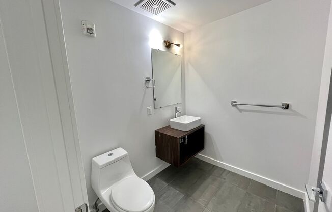 Studio, 1 bath, 403 sqft, $1,404, Unit 304