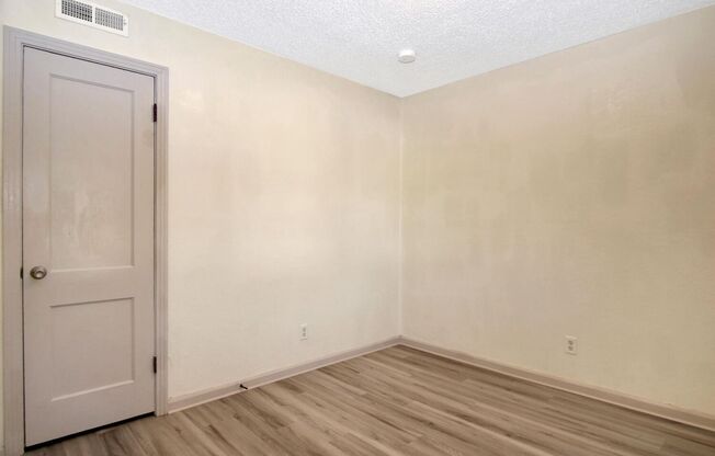 2 beds, 1 bath, 600 sqft, $815, Unit 3844 N. Oliver St.