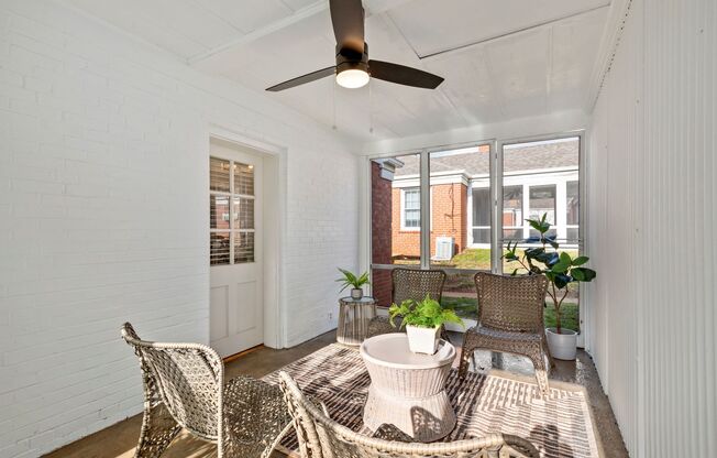 2 beds, 1 bath, 800 sqft, $1,950, Unit 824 N Mcknight