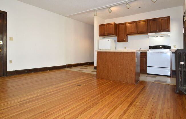 1 bed, 1 bath, 420 sqft, $940, Unit 7 - 24
