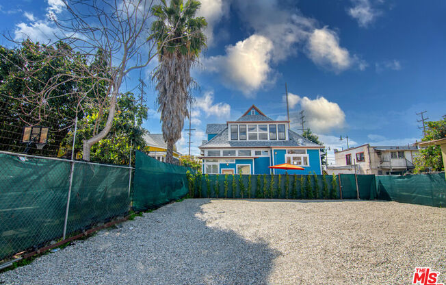 2507 E 1 ST
