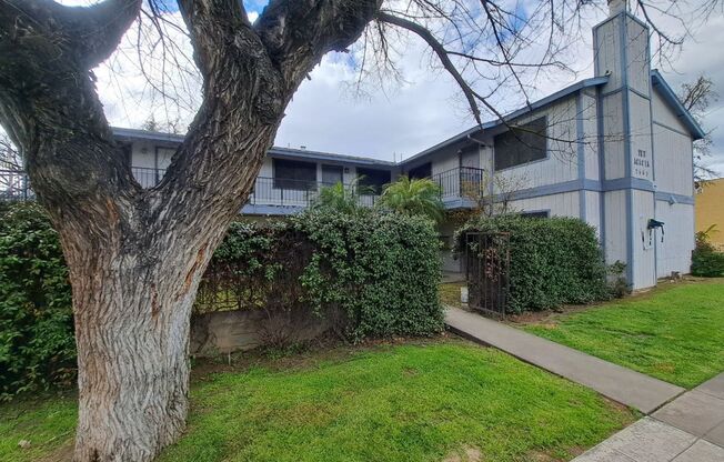 2 Bedroom Upstairs Apartment Near Clinton & Wishon!