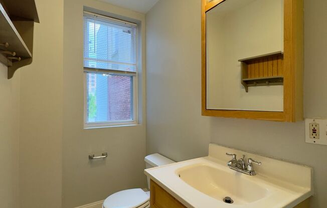 Charming 3 Bedroom/2.5 Bathroom Townhome in Hampden!