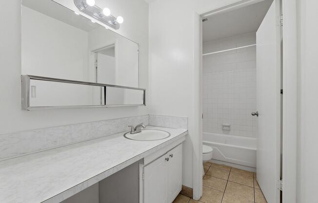 2 beds, 1 bath, 750 sqft, $1,175, Unit 31