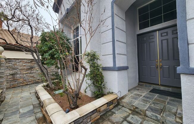 Entertainers Delight with minutes of shopping and restaurants