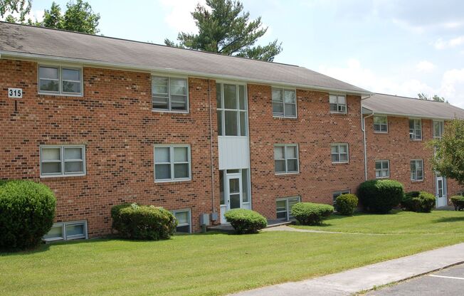 2 beds, 1 bath, 903 sqft, $1,210, Unit I-5