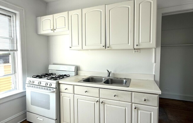 2855 W BERTEAU