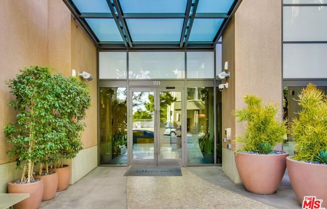 1 bed, 1 bath, 800 sqft, $2,550, Unit 819