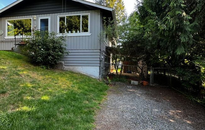 Welcome to this charming lower unit in Federal Way, WA.