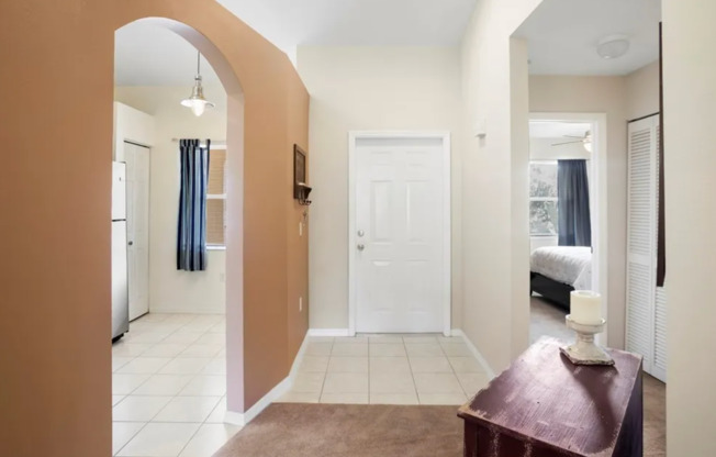 Chic 2BR Condo in Prime North Naples Location – Annual Rental Available Now!