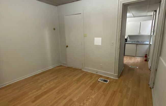 1 bed, 1 bath, $925, Unit 211 W King Apt 2