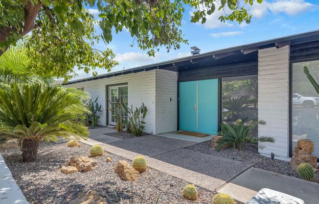 Mid-century modern home in Paradise Valley with private Pickleball court & 3 story guest home