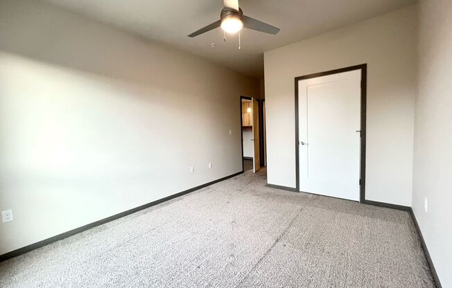 2 beds, 2 baths, 1,300 sqft, $1,700, Unit UW 1425-316