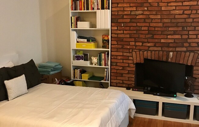 Studio, 1 bath, 400 sqft, $1,099, Unit 17E