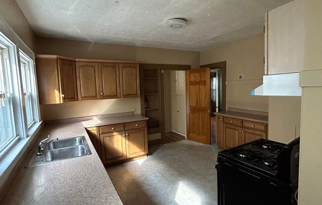 3 beds, 1 bath, $1,300, Unit 420