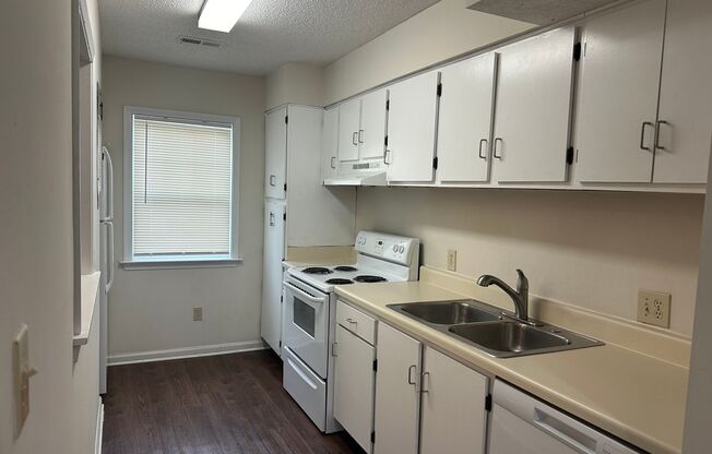 Charming 2BR Townhome in Prime Chapel Hill Location – Water Included!