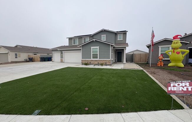 Beautiful 5 Bedroom Home in Tulare Available Now!