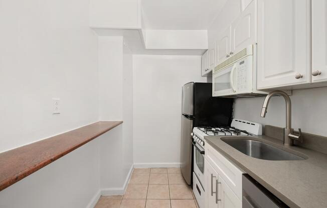 2 beds, 1 bath, $4,800, Unit 3R