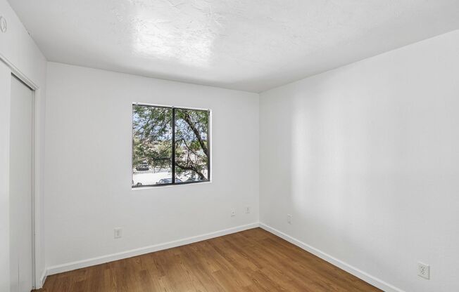 3 beds, 1 bath, 950 sqft, $975, Unit 201