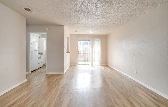 2 beds, 1 bath, 878 sqft, $1,150, Unit 338 W Mustang