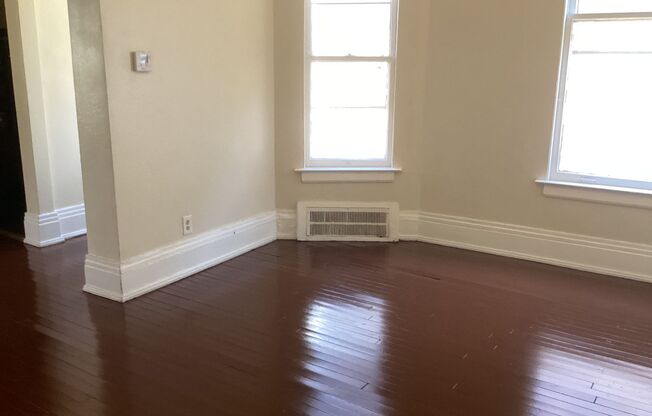 3913-3915 W Walnut St