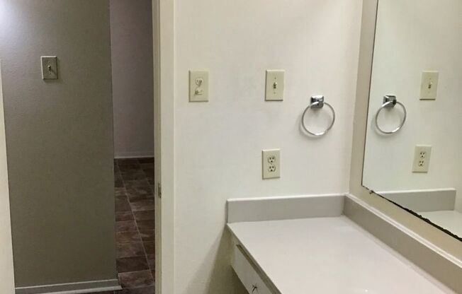 2 beds, 2 baths, 995 sqft, $800, Unit 14
