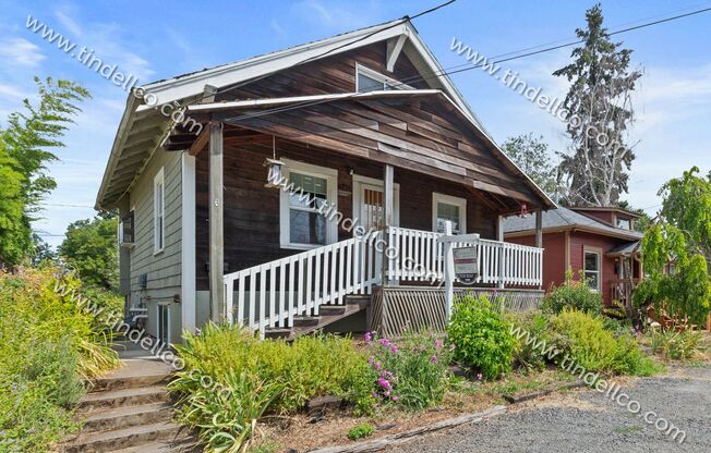 Pet FRIENDLY 4 bedroom 2 bathroom home located blocks from University of Portland!