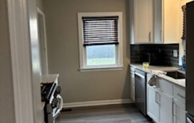 2 beds, 1 bath, $1,250