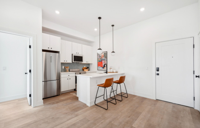 2 beds, 1 bath, 650 sqft, $1,699, Unit Unit 402