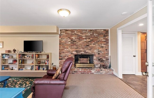 1170 KINGSTON DR