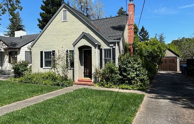 2 Bedroom 1 Bathroom Updated Furnished* Single Family Home in the Memorial Hospital area of Northeast Santa Rosa