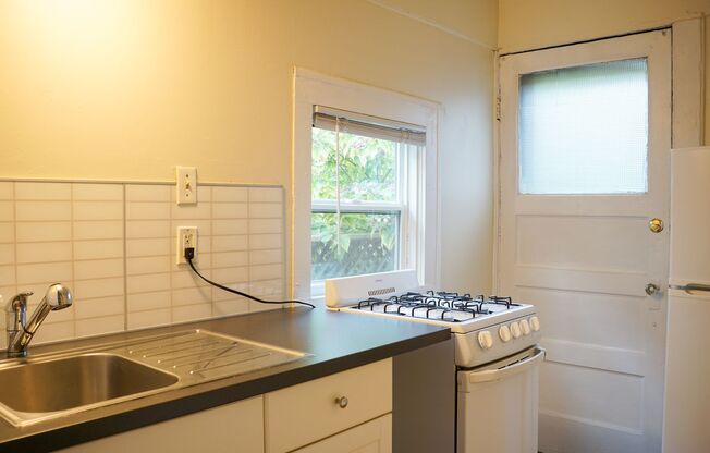 Nob Hill: Light & Bright Studio Available Early July!