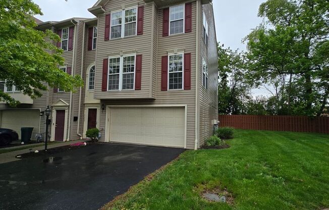 Beautiful End Unit Townhouse - Conveniently Located