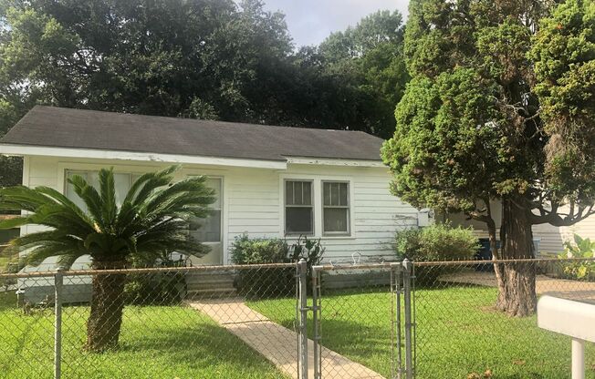 2 bed, 1 bath available in Lafayette!