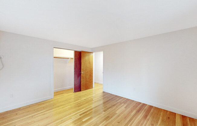 2 beds, 1 bath, 700 sqft, $2,300, Unit 23