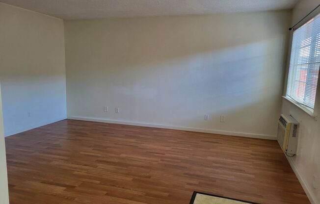 2 beds, 1 bath, 825 sqft, $1,600, Unit B