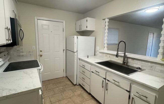 2 beds, 1 bath, 837 sqft, $1,347, Unit Unit B