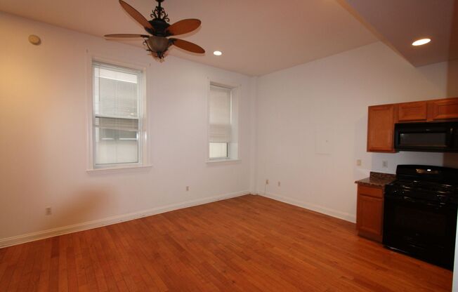 2 beds, 2 baths, 995 sqft, $1,800, Unit 201