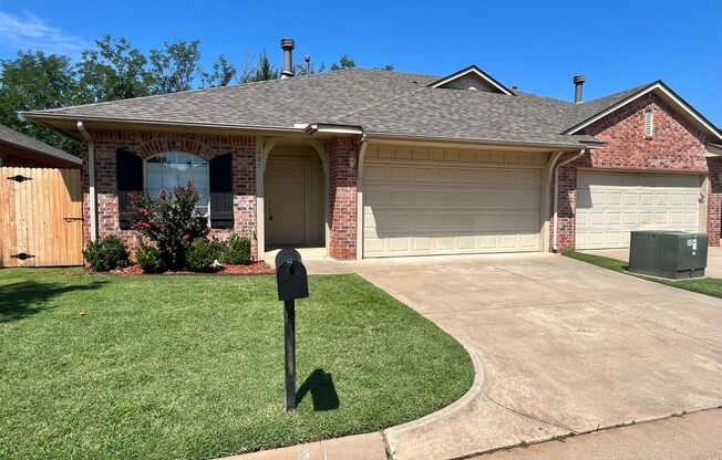 Great 3 Bed, 2 Bath Duplex In Edmond!!