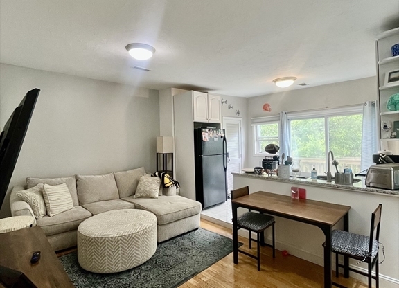 166 W 6 ST
