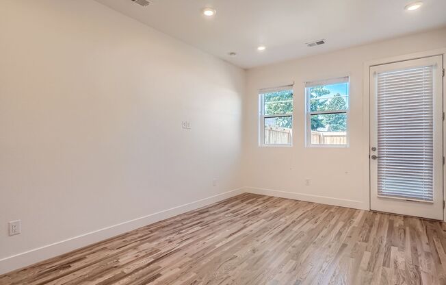 3 beds, 3.5 baths, $3,800, Unit 2887 Fairfax St