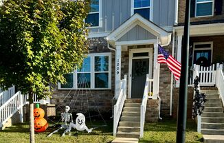 Beautiful Belmont Townhome Located in Laurel Walk