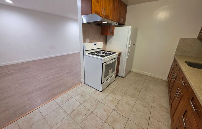 Two-bedroom apartment, with double pain glass windows, Oak laminate floors