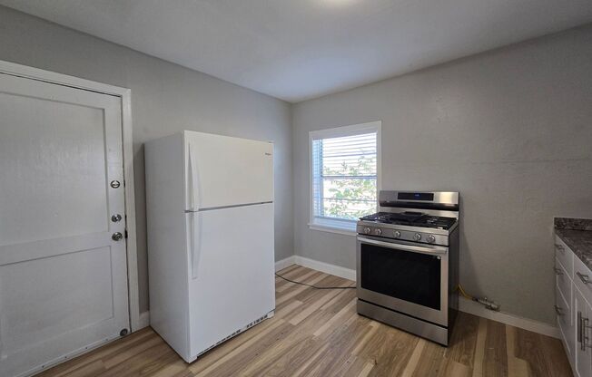 2 beds, 1 bath, $850, Unit 210 W Vardeman Ave