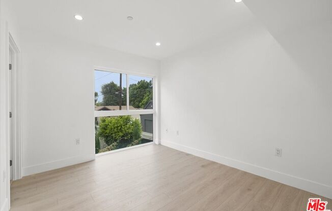 4922 S CENTINELA AVE