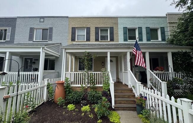 Charming 2 Bed 1 Bath Interior Townhome With Private Deck In Lynhaven