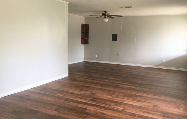 3 beds, 1 bath, $1,100