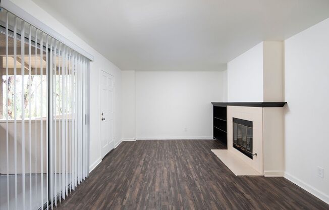 2 beds, 1 bath, 887 sqft, $2,595, Unit 56