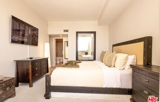 1 bed, 2 baths, 966 sqft, $5,700, Unit 901