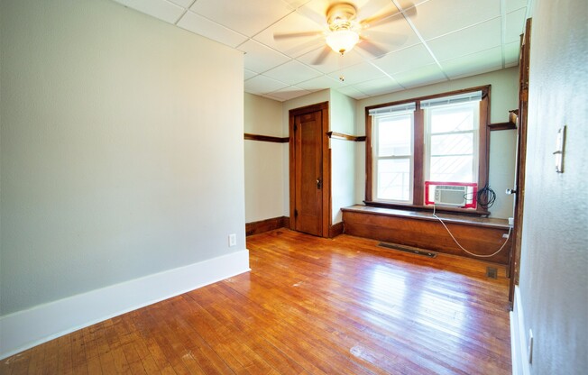 2 beds, 1 bath, $1,300, Unit Unit 5